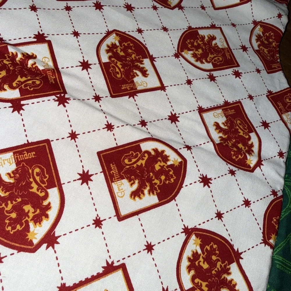 Harry‎ Potter Gryffindor And Deathly Hallows Fabric Pieces 25